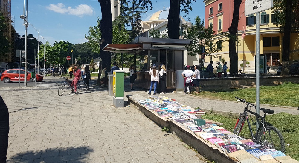 Abonete falas per studentet, Bashkia e Tiranes: Kioskat do jene te hapura